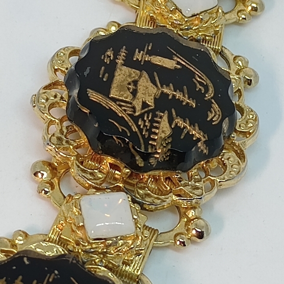 * Vintage Glass Reverse Intaglio Asian Scene Gold Tone Panel Bracelet - Picture 4 of 7